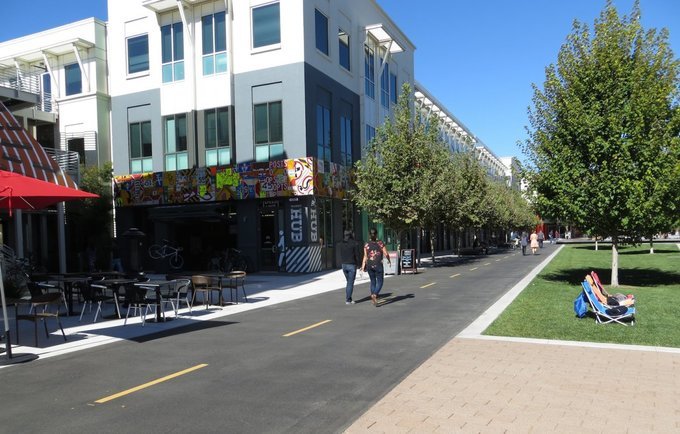 Mark Zuckerberg đã giúp Facebook thống trị thế giới thế nào